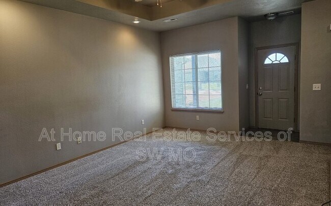 Building Photo - 622 S Landen Ave