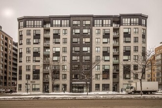 Building Photo - 825 Boul René-Lévesque E