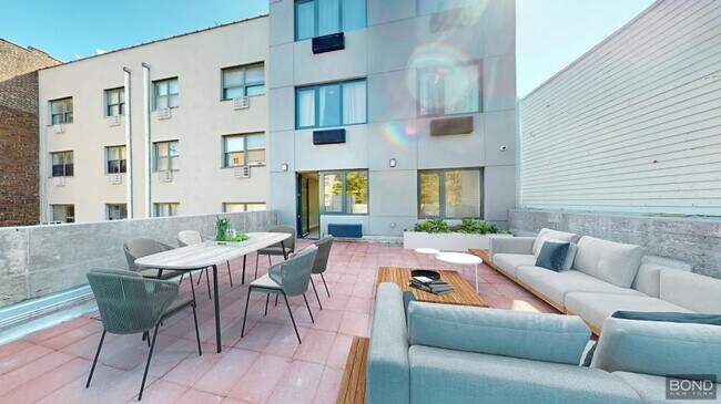 Foto del edificio - 3 bedroom in Queens NY 11102