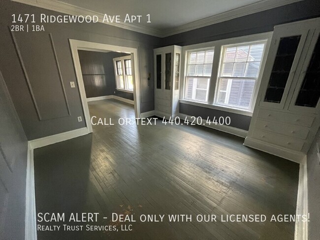 Building Photo - Updated 2 bed 1 bath lower unit with hardw...