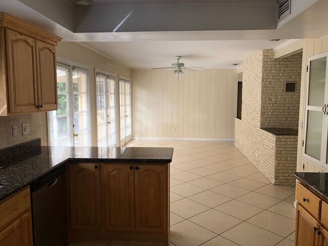 Foto del edificio - 1760 Bryan Ave