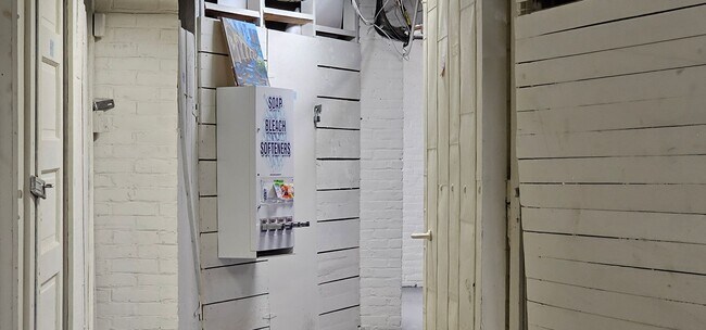 Foto del edificio - Bright and Spacious, Renovated Basement-Le...