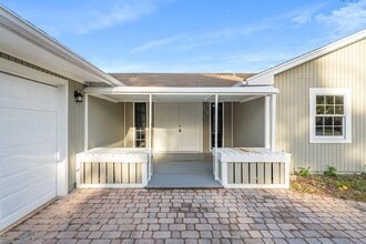Building Photo - 633 NE Larkspur Ln