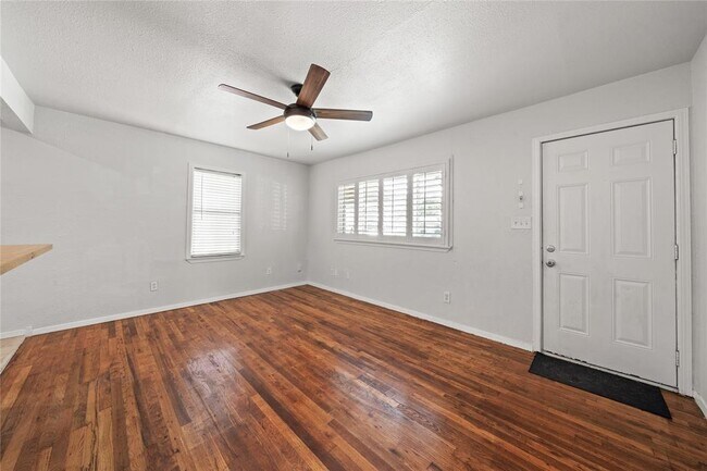 Building Photo - 2108 Maple Ave