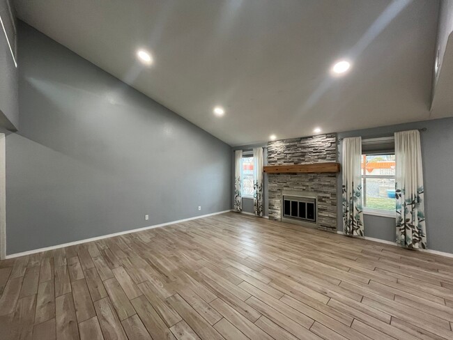 Building Photo - Updated 3 Bedroom 2 Bathroom Home In Rio R...