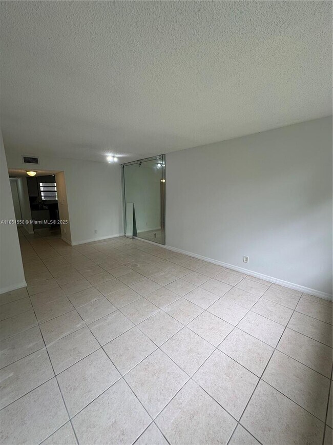 Foto del edificio - 11213 Royal Palm Blvd