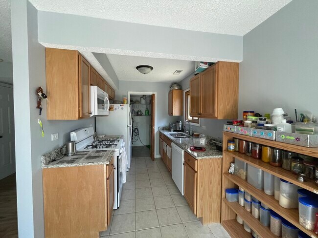 Building Photo - 1711 Bell Dr