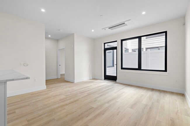 Building Photo - Parc West