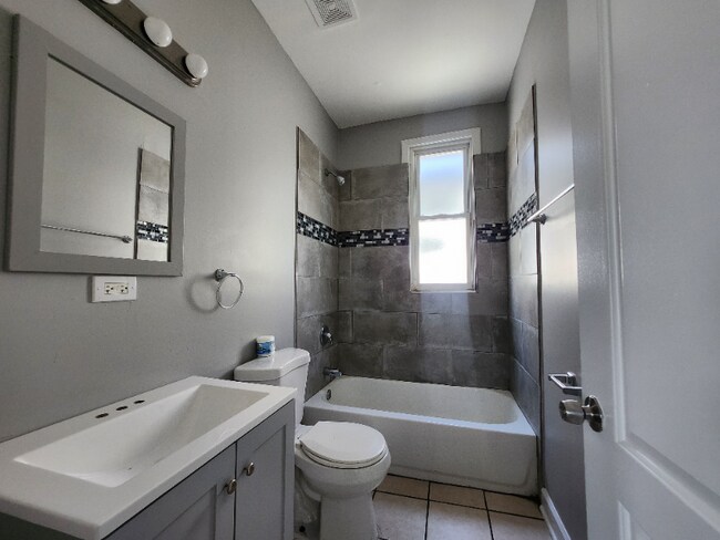 Foto del edificio - 7308 S Kenwood Ave