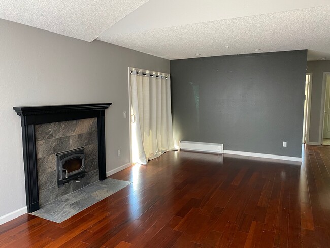 Building Photo - 8012 Sunflower Dr