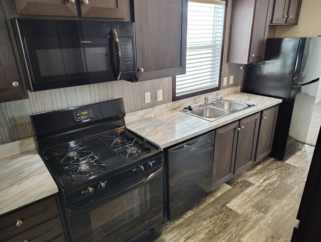 Foto del edificio - 5192 Champagne Dr