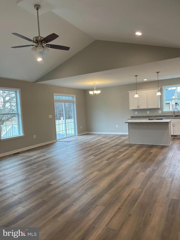 Foto del edificio - 7073 Winchester Ave