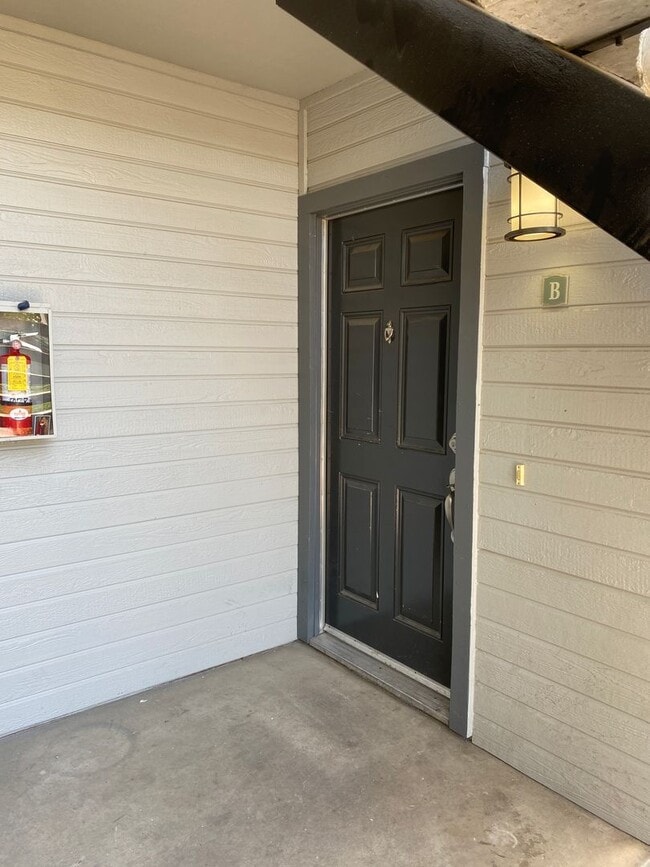 Building Photo - 2 Bedroom 2 Bathroom Condo Close to Freeway, Schools & Shopping