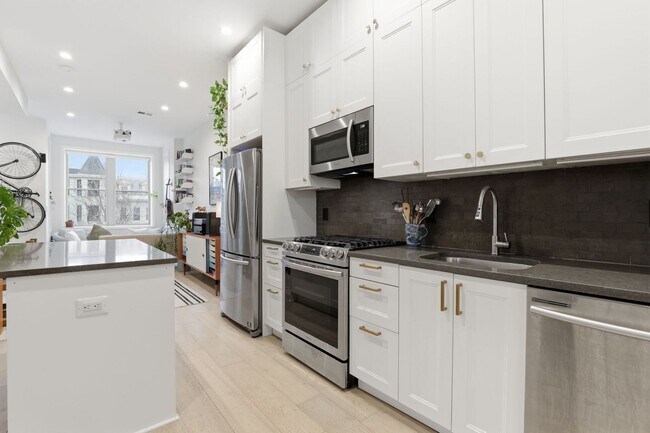 Foto del edificio - Bright Boutique Condo Living in the Heart of Columbia Heights!