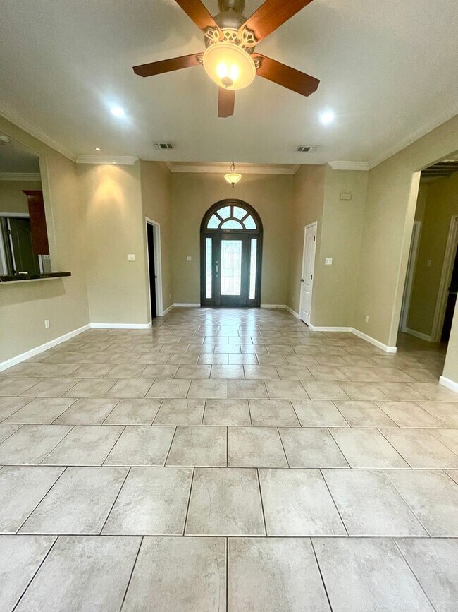 Building Photo - Beautiful home in South Side - 3/2