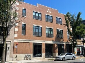 Building Photo - 4533 N Clark St
