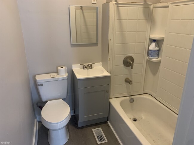 Building Photo - 1 br, 1 bath Triplex - 44 North Addison St...
