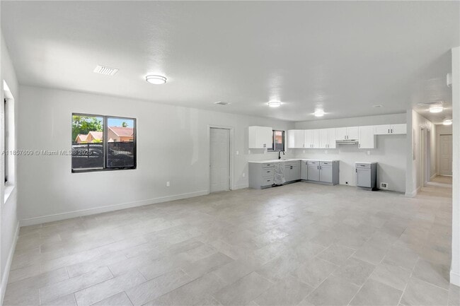 Building Photo - 861 NW 6th Ave