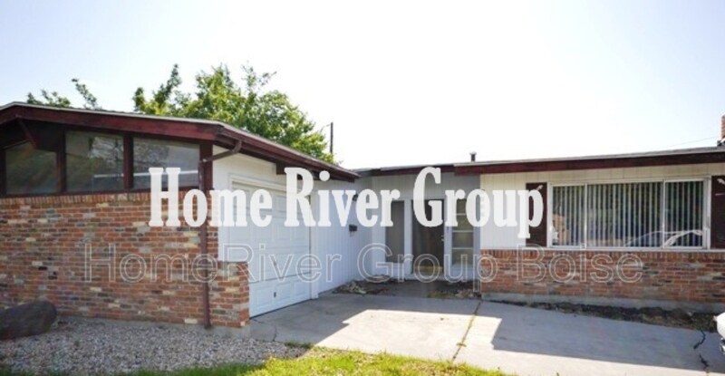 Primary Photo - 2137 N Regal Dr