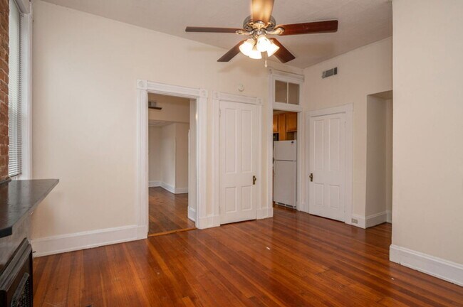 Building Photo - 215 E University Ave