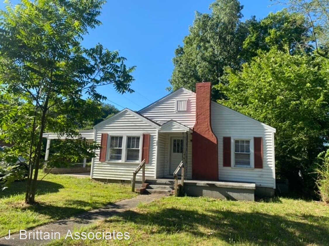 2 br, 1 bath House 210 E 28th Street House Rental in Anniston, AL