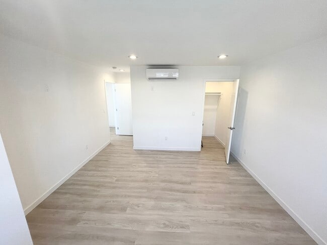 Building Photo - 419 S Clark Dr
