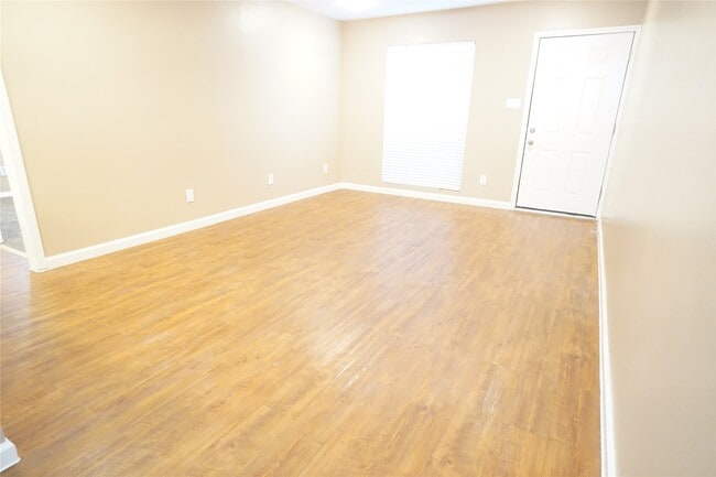 Building Photo - 2414 Mimosa Dr