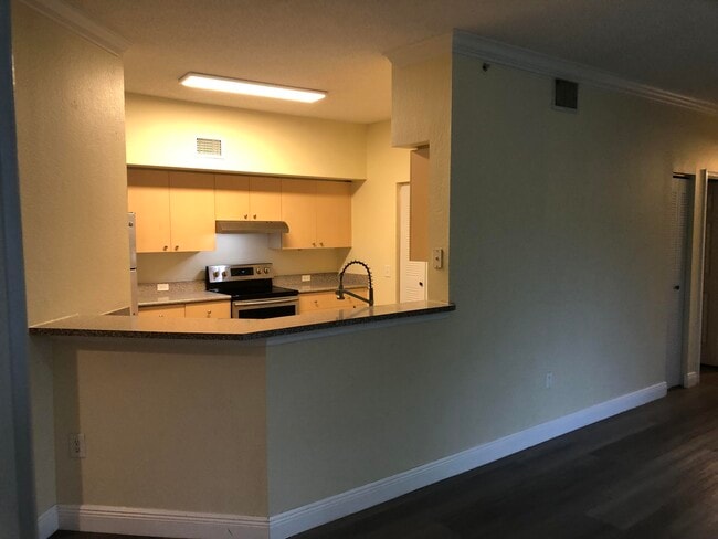 Building Photo - 330 Crestwood Cir