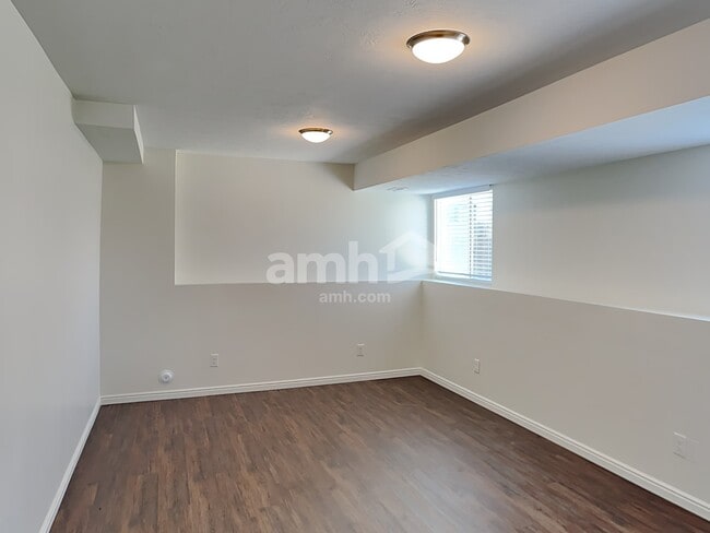 Building Photo - 949 580 E