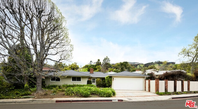 Building Photo - 931 Las Pulgas Rd