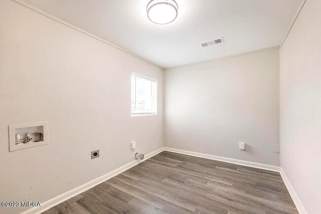 Building Photo - Rogers Ave