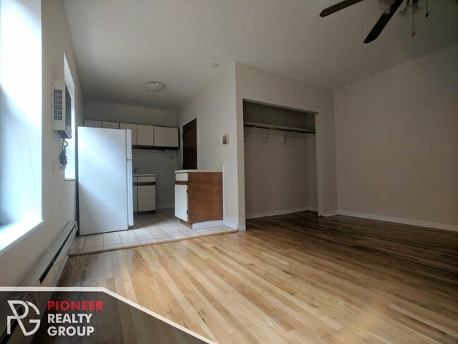 Building Photo - 811 W Cornelia Ave