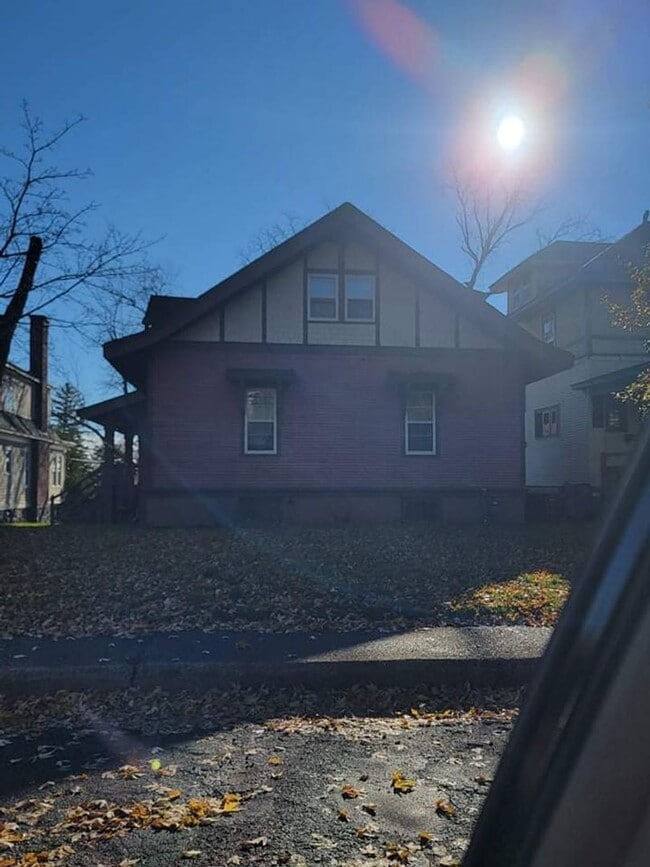 Building Photo - Duluth MN - 6 Bed - 2 Bath - Single Family...