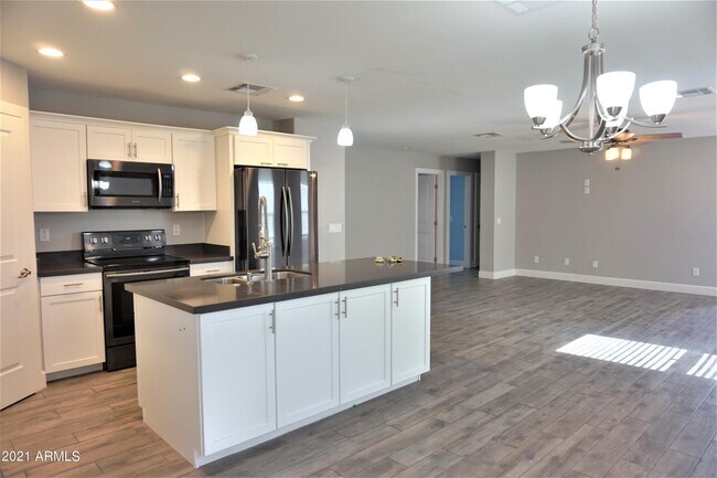 Building Photo - 640 S Hazel Ct