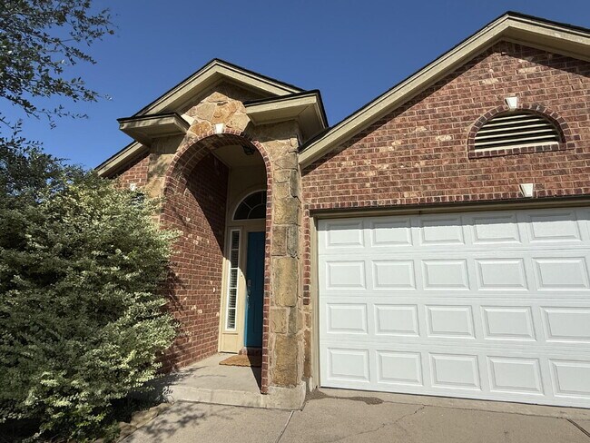 Building Photo - Comfort, Style & Privacy in the Heart of S...