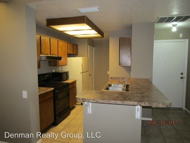 Building Photo - 2035 S Elm St