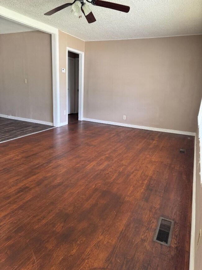 Foto del edificio - 1672 S Maple Ave