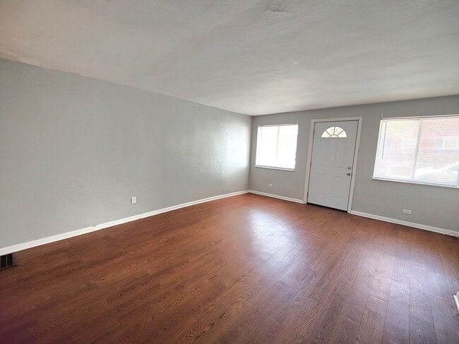 Building Photo - *Spacious & Updated 2BD/2BA Single Family ...