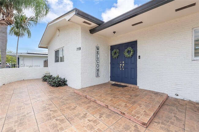 Building Photo - 719 N Crescent Dr