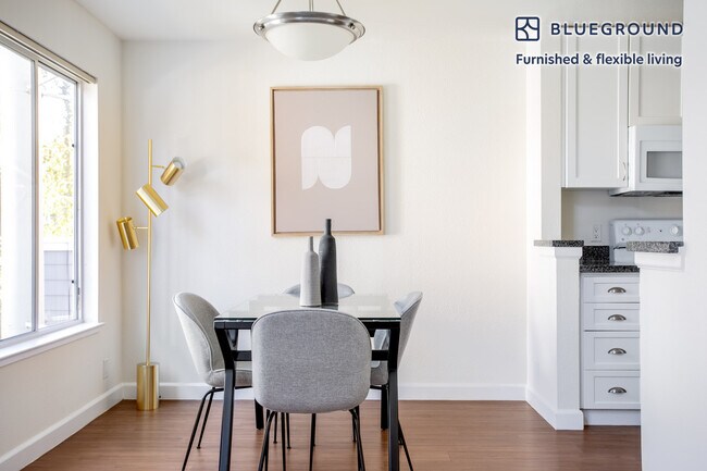 Foto del edificio - 900 Pepper Tree Ln