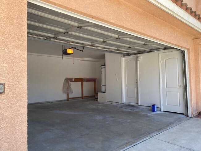 Garaje para 2 coches con accesos al trastero y a la cocina. - 915 W Arrow Hwy