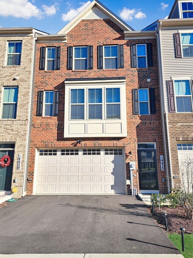 Foto principal - Short Term Lease-Gorgeous 3-Level Townhome...