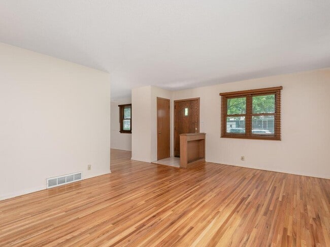 Foto del edificio - 6321 Wilryan Ave
