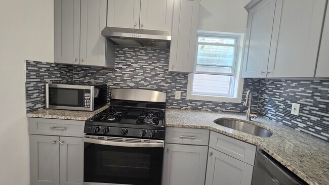 Building Photo - 176 Bartholdi Ave