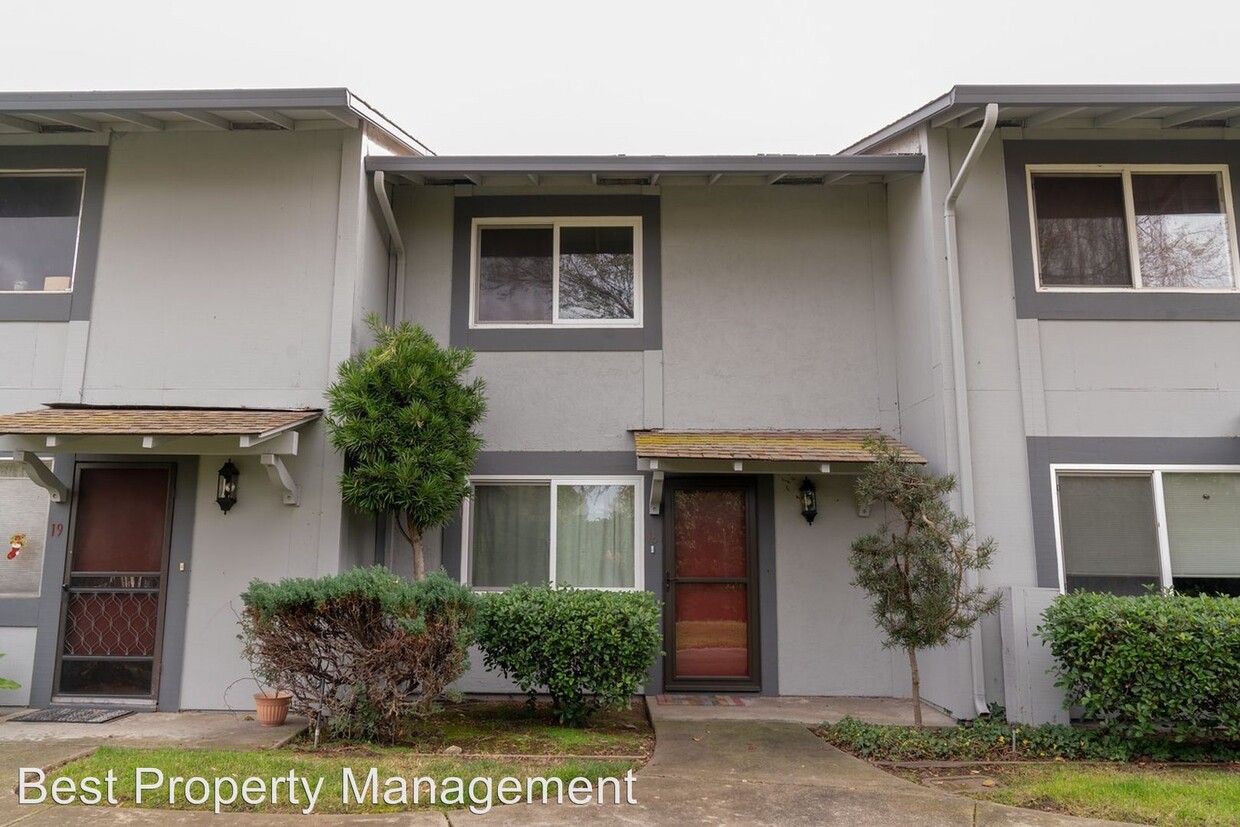 Primary Photo - 2 br, 2.5 bath House - 515 Tamarack Dr. #18