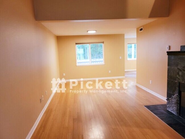 Building Photo - 3 Bedroom Silverdale Townhouse Near Island...