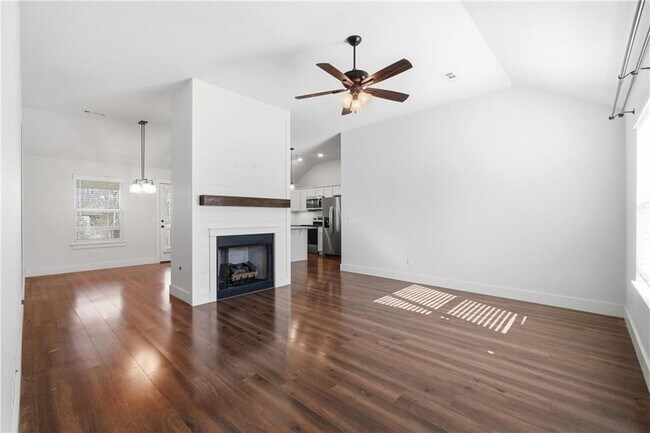 Foto del edificio - 14 Drew Ln