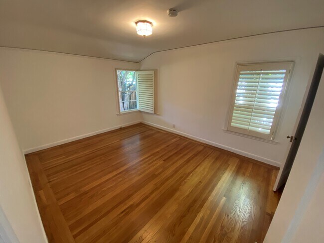 Back bedroom - 737 Lexington Way