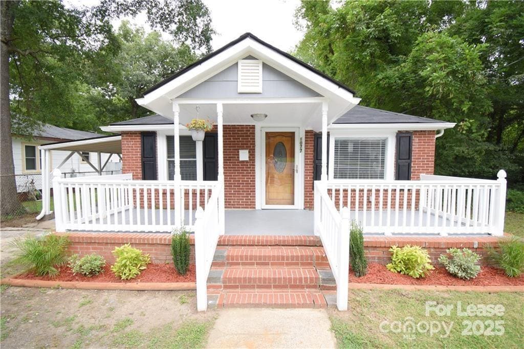 Primary Photo - 1077 Henderson St