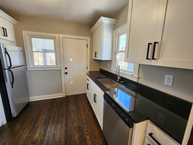 Building Photo - 544 S Schuyler Ave
